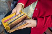 子供や孫にお金を渡すデメリット 老後資金が底をつき家族関係にヒビが入る例も