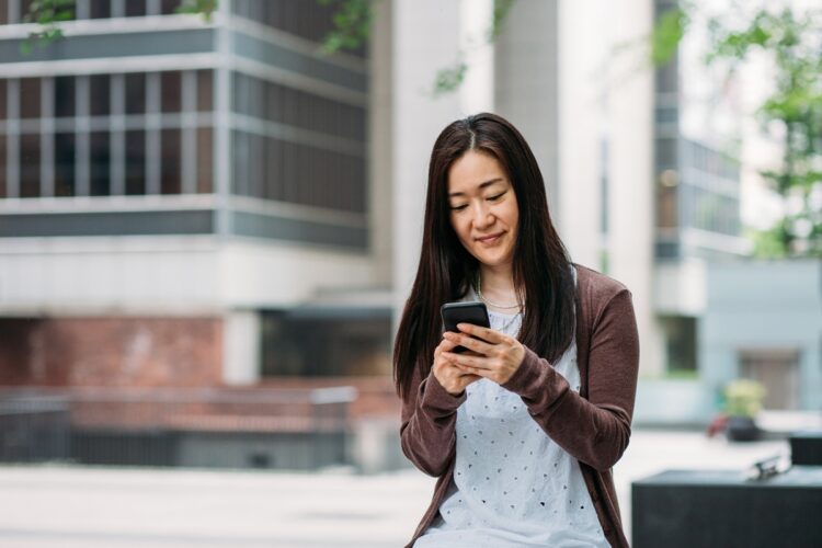 40代や50代でも利用する人がいるマッチングアプリ（写真／Getty Images）