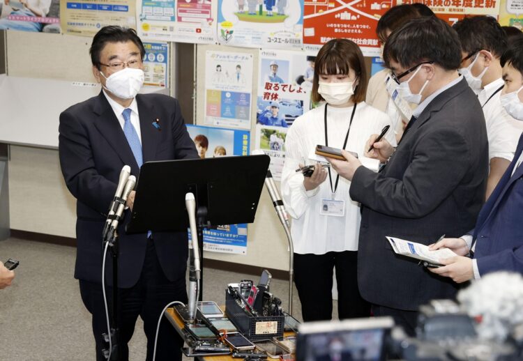 後藤茂之厚労相は、マスク着用の是非について丁寧に説明すると述べた（写真／共同通信社）