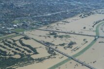 台風の影響で水位が増した荒川（2019年撮影、時事通信フォト）