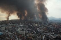 阪神・淡路大震災で、黒煙を上げて燃え上がる神戸市内（1995年撮影、時事通信フォト）