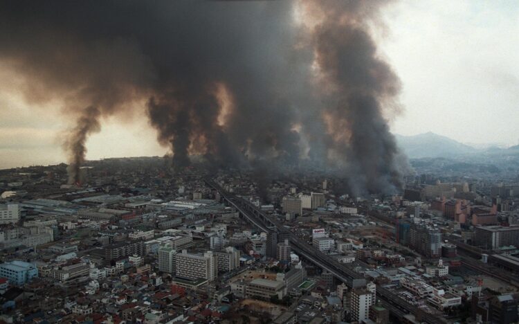 阪神・淡路大震災で、黒煙を上げて燃え上がる神戸市内（1995年撮影、時事通信フォト）