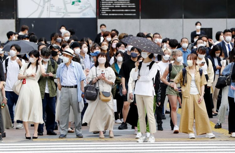 マスクを着用し続けることで健康被害という副作用が（共同通信社）