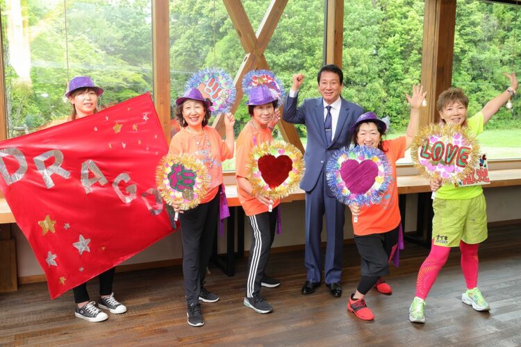 杉良太郎とダンスチームの面々