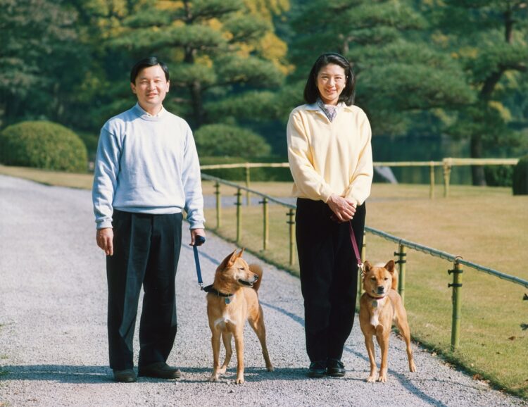 1998年11月　赤坂御苑をご散策 （宮内庁提供）