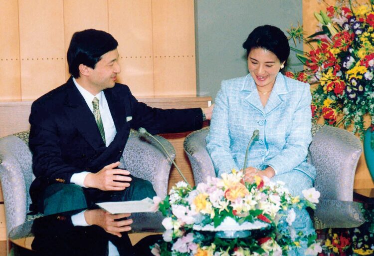 2002年4月　愛子さまご誕生についての会見（宮内庁提供）