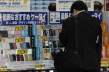 2007年の携帯電話売場。最新機種はどれもガラケー（イメージ、時事通信フォト）