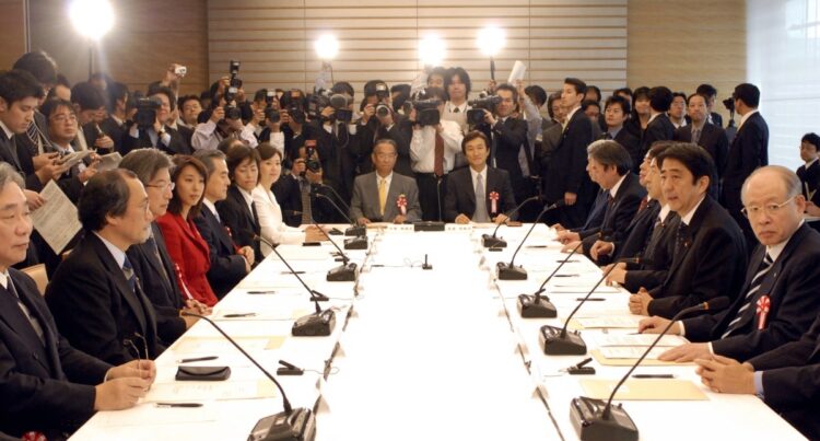 教育再生会議の初会合であいさつする安倍晋三首相（右から２人目）。右端は野依良治座長。2006年10月18日（時事通信フォト）