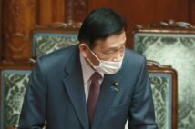2022年05月11日、参院本会議で教育公務員特例法と教育職員免許法の改正案が可決され、一礼する末松信介文部科学相(時事通信フォト)