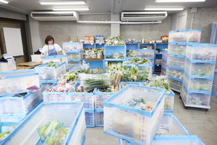 この日は葉物野菜を中心に、デパ地下で見るような有機野菜や高級フルーツも入荷