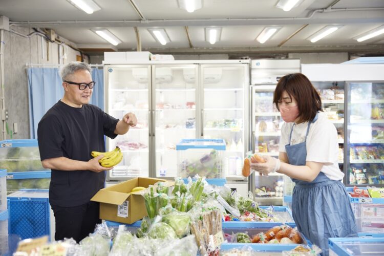 スタッフとのやりとりは、フランクで笑いが絶えない。「働いてくれているスタッフは全員、元お客さん。見るに見かねて手伝ってくれるようになったんです」