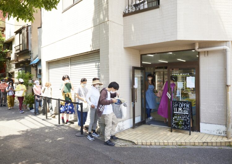 13時のオープン時（2号店）。開店前の行列は、近所ではおなじみの光景