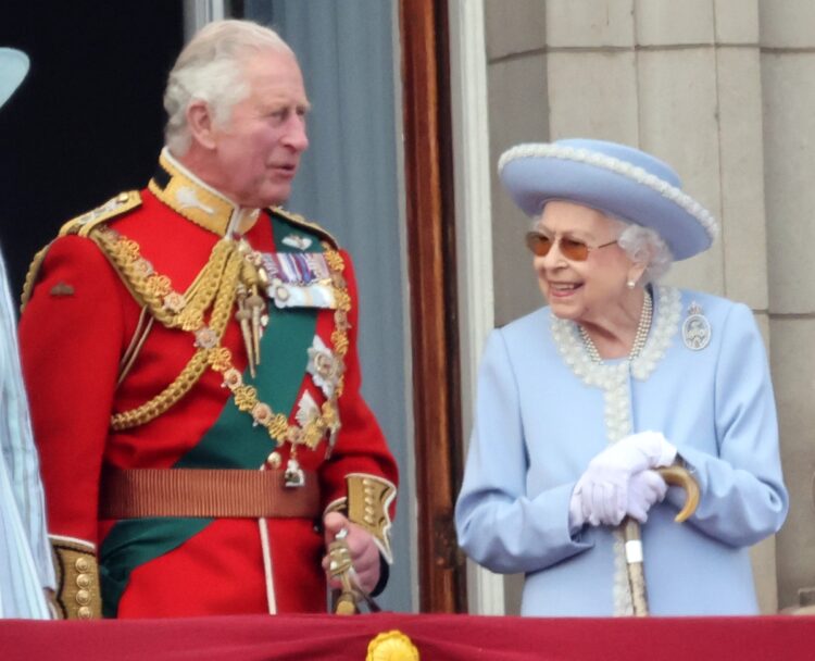 チャールズ皇太子と女王（写真／GettyImages）