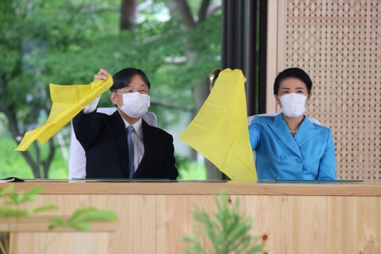 6月、黄色いハンカチを振られる両陛下（全国植樹祭にて。写真／JMPA）