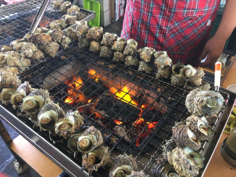 波戸岬名物のサザエの壺焼き・アワビ焼き・イカ焼きは目の前で焼かれる