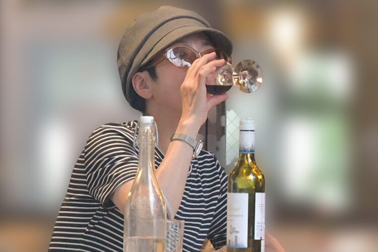 赤ワインをさらに飲む蓮舫氏