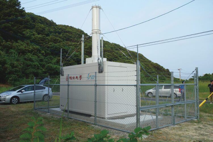 鹿児島県の甑島（こしきしま）に設置された水蒸気ライダー（撮影／松隈直樹）