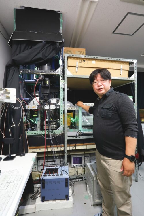 20年から水蒸気ライダーで水蒸気観測を行なっている福岡大学理学部・白石浩一助教。大学に設置しているライダー装置（撮影／松隈直樹）