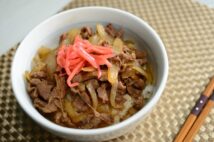 夜の街で働く女性たちにも大好評の特製牛丼（イメージ）