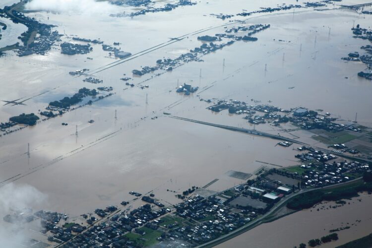 2015年9月　関東・東北豪雨：鬼怒川下流部の堤防が決壊して水没した茨城県常総市。2人が死亡し、約8000棟が浸水した。以前より氾濫の危険性が指摘されていた場所だった（写真／共同通信社）