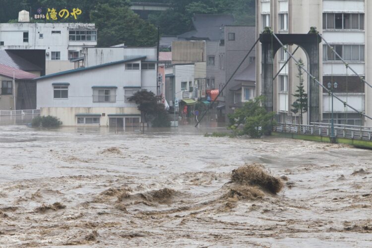 新潟・福島豪雨：只見川の上流で1時間に100mmを超える大雨が発生。東日本大震災の影響で観光客が激減するさなか、柳津町の温泉街が浸水し、多大な被害を被った（写真／共同通信社）