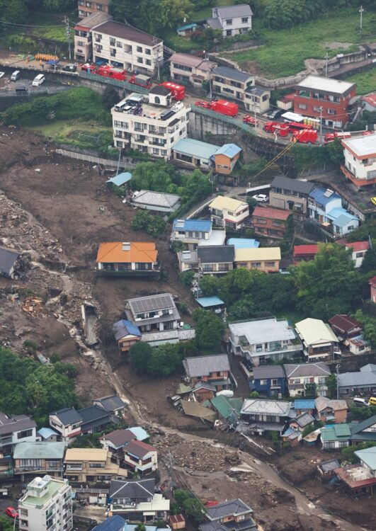 2021年7月　東海・関東豪雨：全長2km、最大幅約120mにわたって土石流が発生した熱海市。土石流の起点にあった盛り土が要因とされ、全半壊の家屋は128棟に及んだ（時事通信フォト）