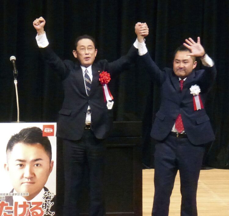 かつては岸田氏が手を取って応援も（写真／共同通信社）