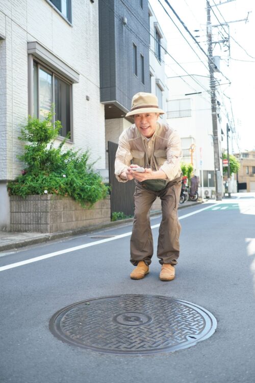 俳優の岡本信人さんがスマホアプリを使い、マンホール巡りを楽しむ