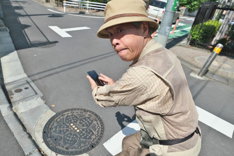 まだ誰も投稿していない東京都下水道局のマンホール蓋を見つけた岡本さん。蓋中央に本来あるはずの敷設年度やマンホールを識別するための番号のキャップが取り除かれているのに気が付き、撮影して投稿