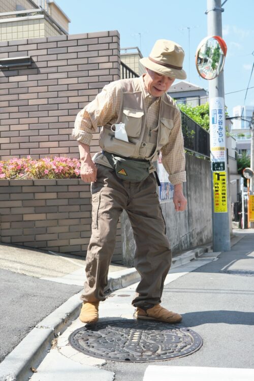 ジャンプや足踏みで蓋にガタツキがないかを確かめる