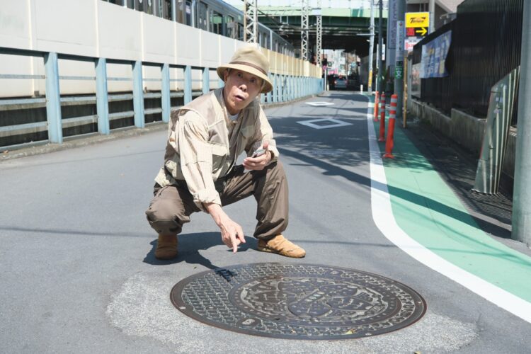 代々木八幡駅付近で、珍しいデザインのマンホールの蓋を見つけた岡本さん。「1つのマンホールの中に小さなマンホールが重なっていて面白いですね」