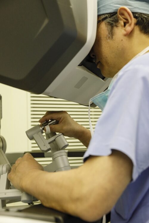 ロボット手術は17年1月から導入。製造メーカーの施設に通い詰めて操作を習得した。日本で最も早く100件の肺手術を実施した文字通りの“ゴッドハンド”