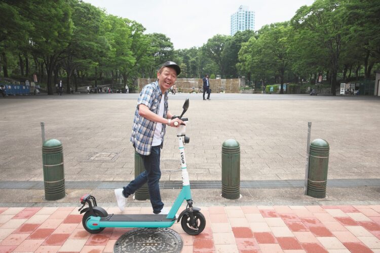 思い出が詰まった新宿中央公園に立ち寄り。歩道は手で押して歩く