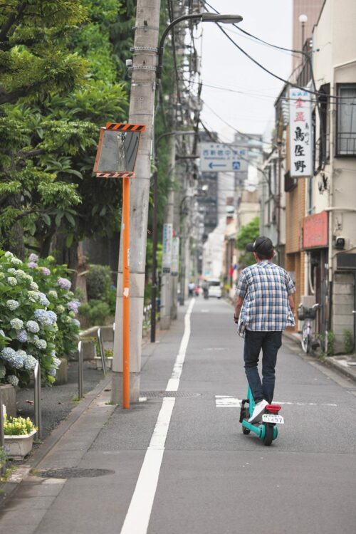 通っていた淀橋第一小学校（現・西新宿中学校、西新宿8丁目）の周囲を走行