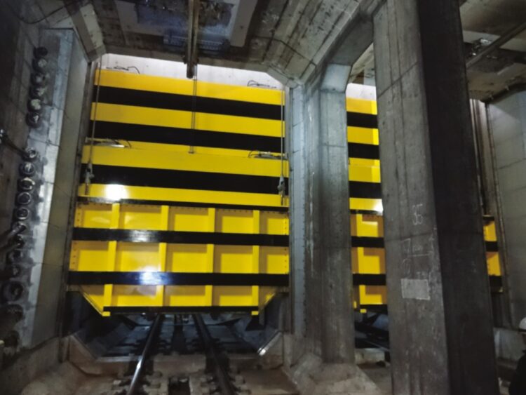北千住駅のトンネル断面を閉鎖する坑口防水ゲート（写真提供／東京メトロ）