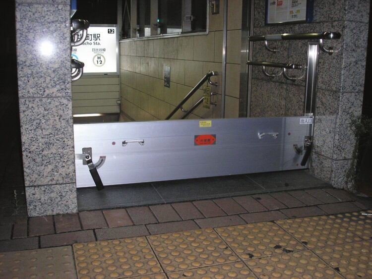 駅出入口に止水板を設置した茅場町駅（写真提供／東京メトロ）