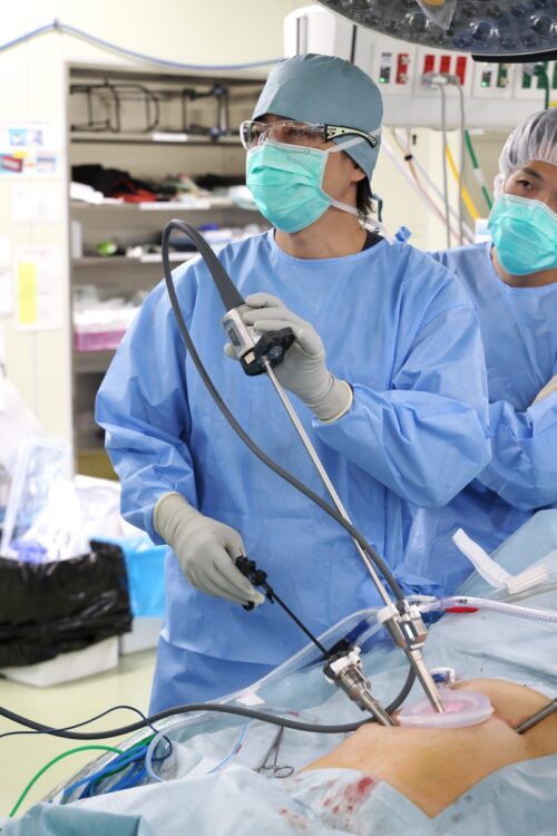 渡邉医師がこれまで執刀した大腸がんの腹腔鏡手術・ロボット支援下手術（ダ・ヴィンチ手術）は約4500件