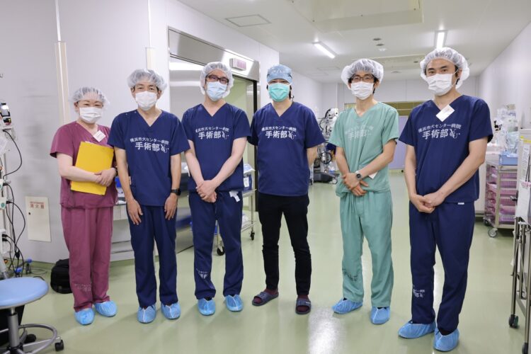 渡邉医師の結腸がん手術を見学するため、東北、関西などから４病院の医師、看護師が訪れた。見学希望が相次ぎ、一時は20病院が見学待ちに
