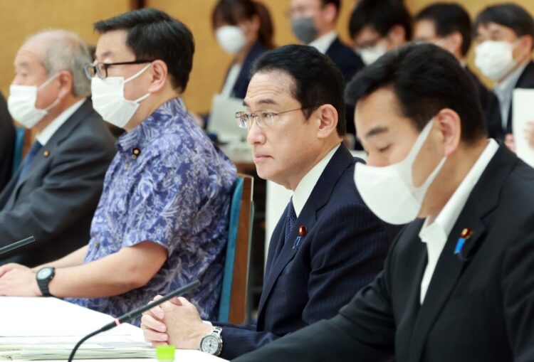 経済財政諮問会議・新しい資本主義実現会議の合同会議で発言に臨む岸田文雄首相（右から2人目、時事通信フォト）