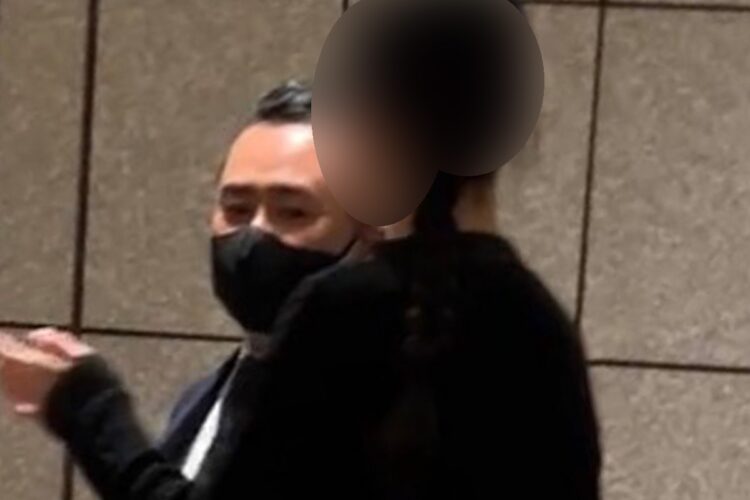 『週刊ポスト』が報じた吉川議員の”パパ活疑惑”。18才の女子大生と話し込む吉川議員