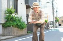 俳優の岡本信人さんがスマホアプリを使い、マンホール巡りを楽しむ