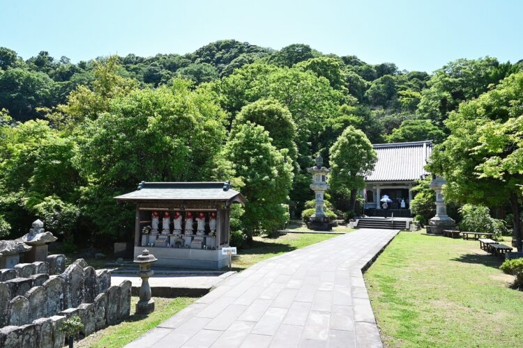 北条氏の氏寺である願成就院。境内には初代執権・時政の墓も