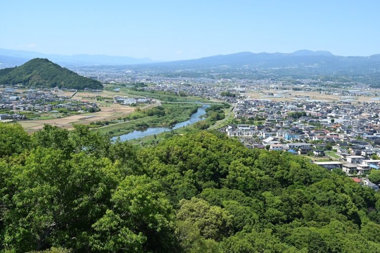 北条氏の拠点にある守山からの景色。狩野川の西側（左側）が江間地区。その奥にある山が日守山（撮影／太田真三）