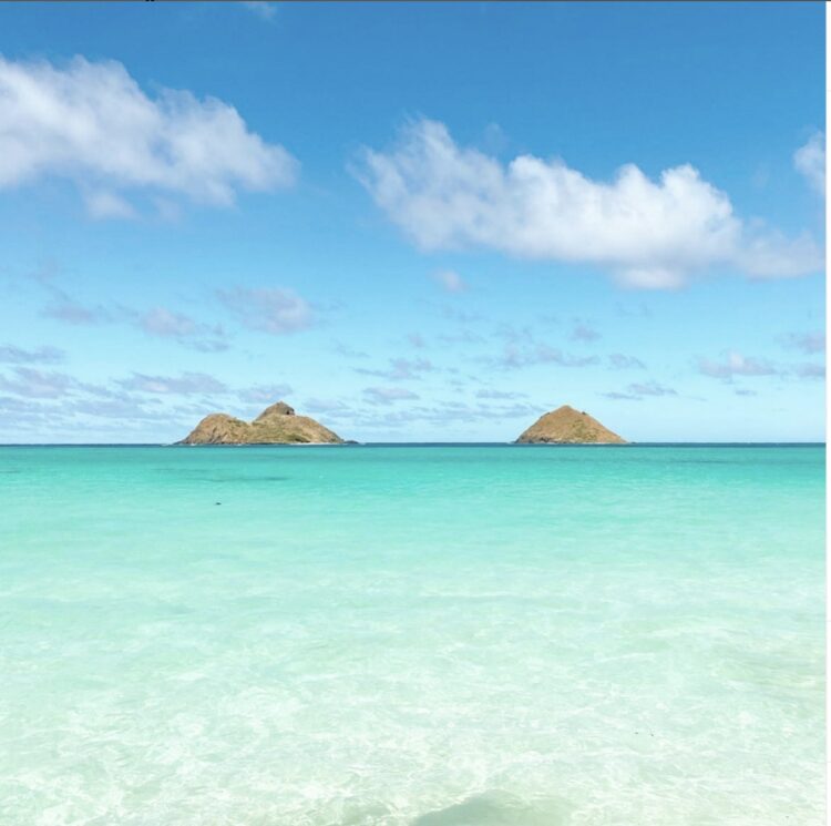 癒されるハワイの風景は変わらない。『ハワイのマキさんHAPPYガイド』より。