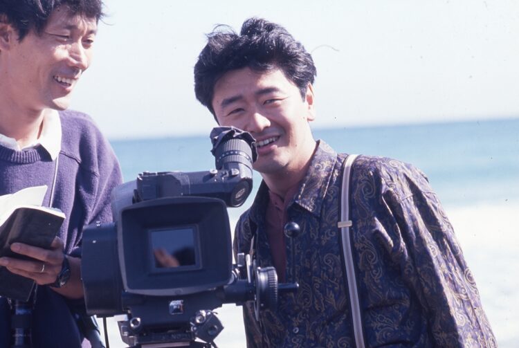 映画『稲村ジェーン』撮影中の桑田。「この映画には大波が出たときに開催される大会『稲村クラシック』が登場し、その影響からサーフィンブームが起きました」（長坂さん）。