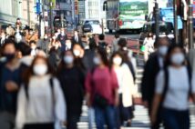 さまざまな人との関り中で生きていく現代社会において、どうしたら健康に過ごせるのか(時事通信フォト)