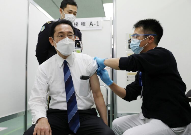 岸田文雄首相自ら、3回目接種の様子を発信した（2022年3月4日＝時事通信フォト）