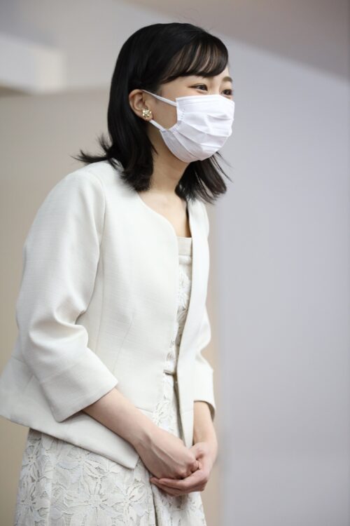 白を着こなされるお美しい姿（6月、東京・渋谷区。写真／JMPA）