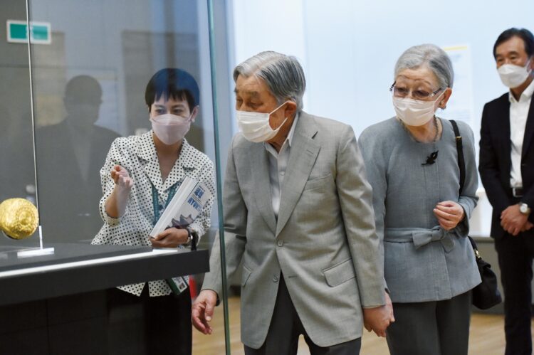 展覧会をご鑑賞（6月。写真／JMPA）