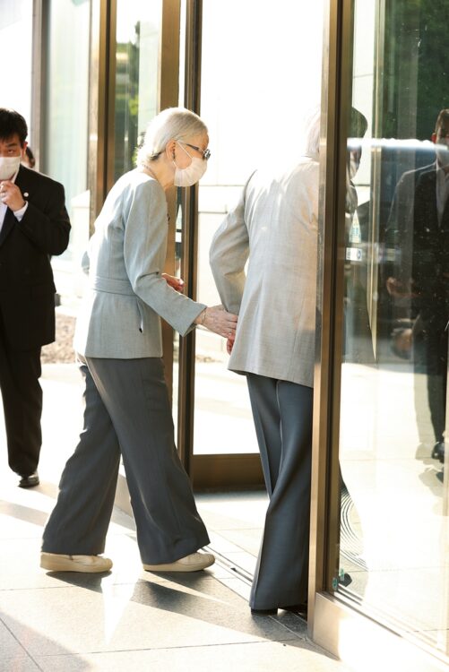 陛下の腕に手を添えて歩かれる美智子さま（撮影／JMPA）